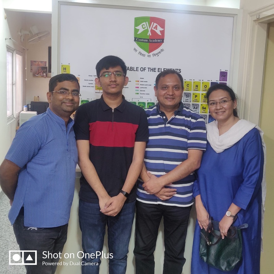 Tushar Sir with Rushil Mittal and his parents. Rushil is pursuing engineering from IIT Delhi. He was a Centum Academy student from 9th grade
